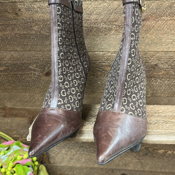 GUESS Monogram Brown Pointed-Toe Heeled Ankle Boots – Size 8.5 - Picture 3 of 6